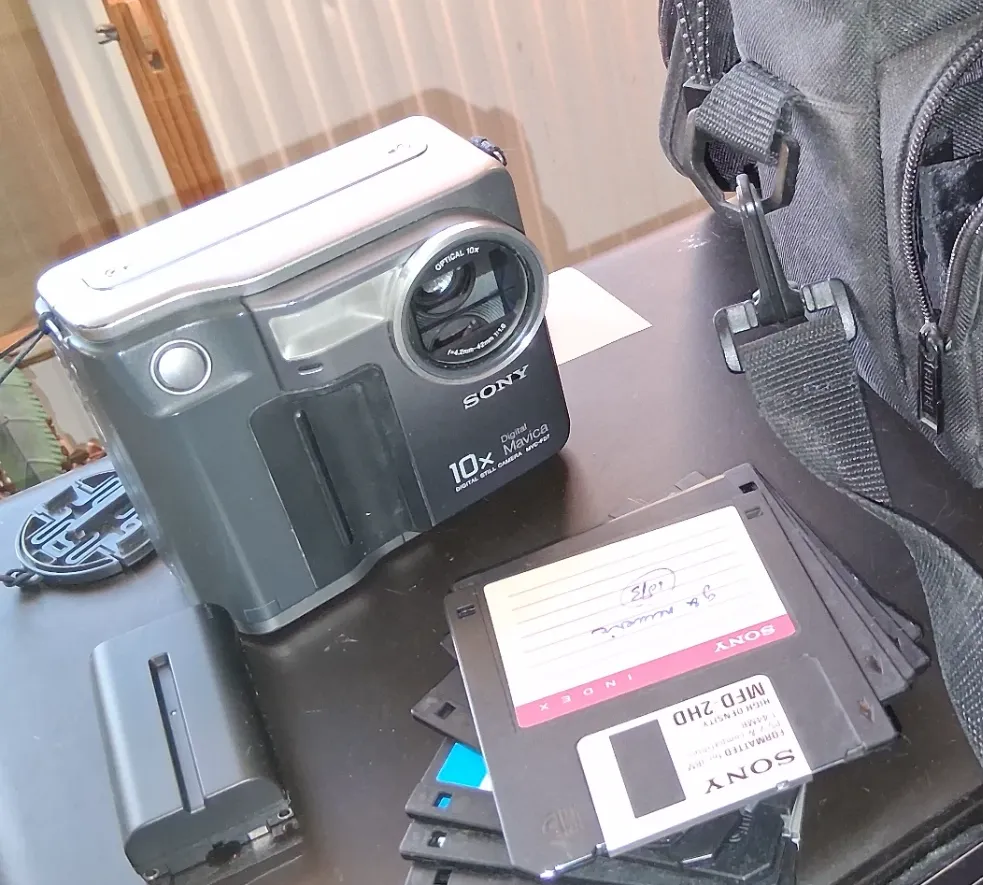 Vintage Sony Digital Still Camera - 10x Optical Zoom