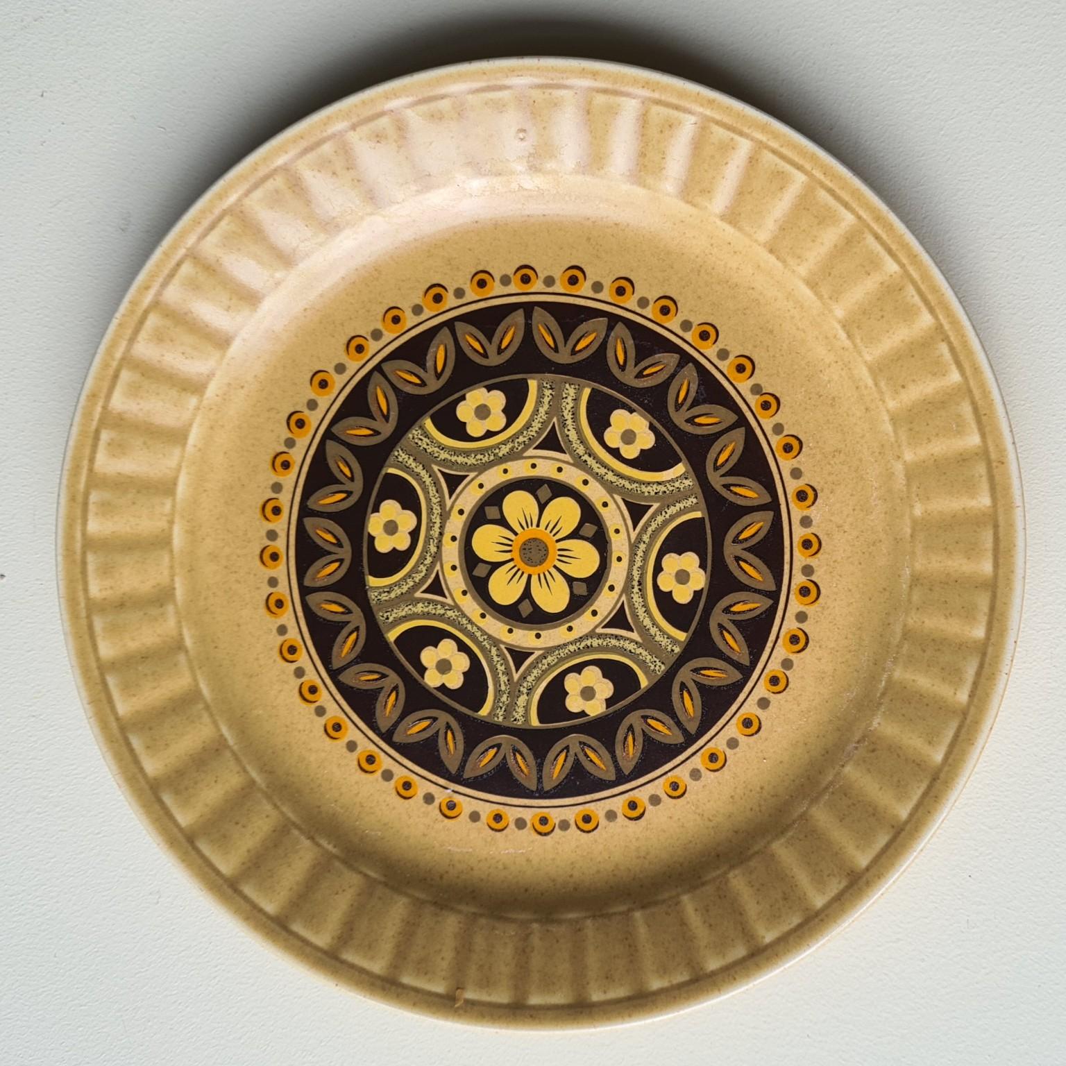 Vintage Plate with Intricate Design alt 2