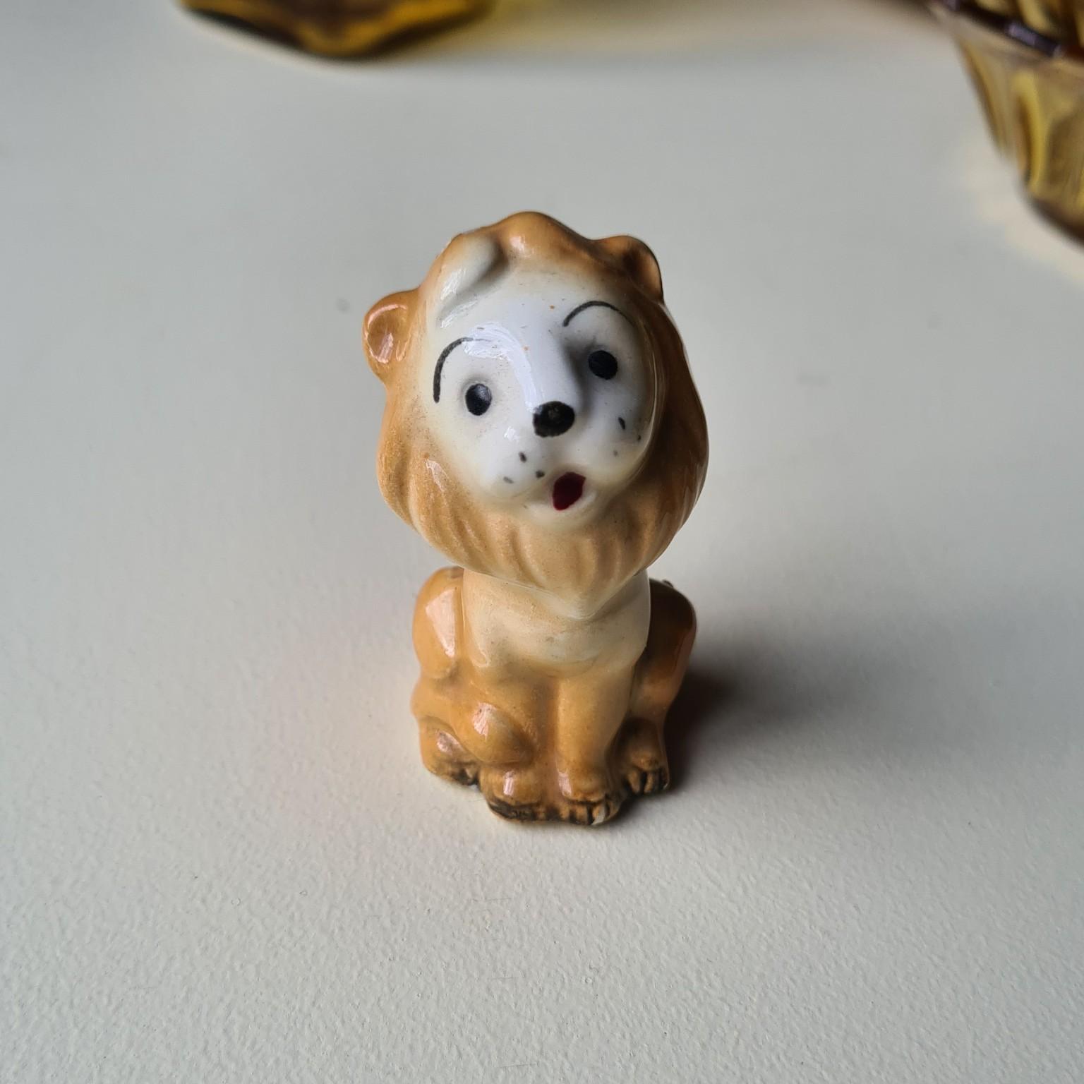 Vintage Porcelain Lion Figure alt 2