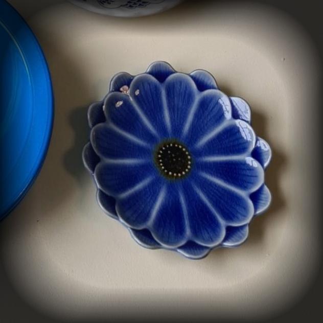 Blue Flower-Shaped Ceramic Dish alt 1